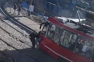 Tramwaj uderzył w nastolatków! Wypadek uchwycony na filmie