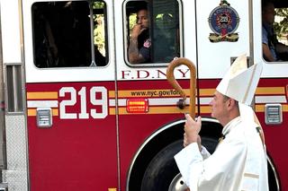 Strażacy z Brooklynu oddali hołd ofiarom 9/11 niezwykłą procesją
