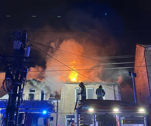 Nocny pożar w Falenicy. Strażacy walczyli z ogniem do rana