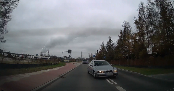 Kierowca BMW wyprzedzał na linii ciągłej. Zlekceważył także przejście dla pieszych 