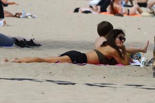 Marta Kaczyńska z mężem, synkiem Stasiem i dziećmi jej męża na plaży w Sopocie