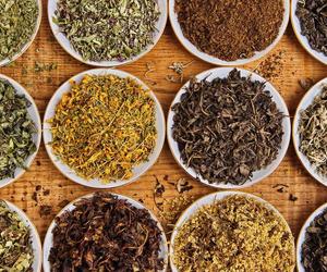 Kawa z dodatkiem piór i cementu? Szokujące wyniki kontroli jakości herbat i kaw