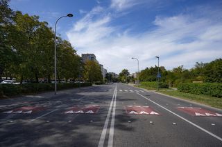 Progi zwalniające na skrzyżowaniu Woronicza ze Spartańską w Warszawie