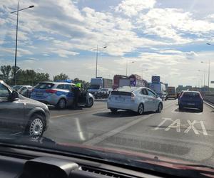 Karambol na moście Łazienkowskim. Trzy rozbite auta, jedna osoba ranna