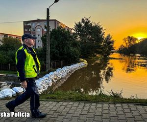 Rzeka Bóbr w Żaganiu przekroczyła stan alarmowy. Jest pilny apel policji