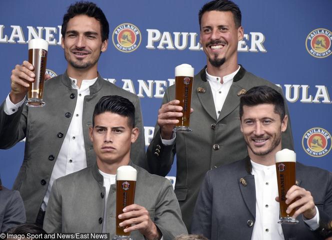 Piłkarze Bayernu Monachium podczas sesji promującej Oktoberfest