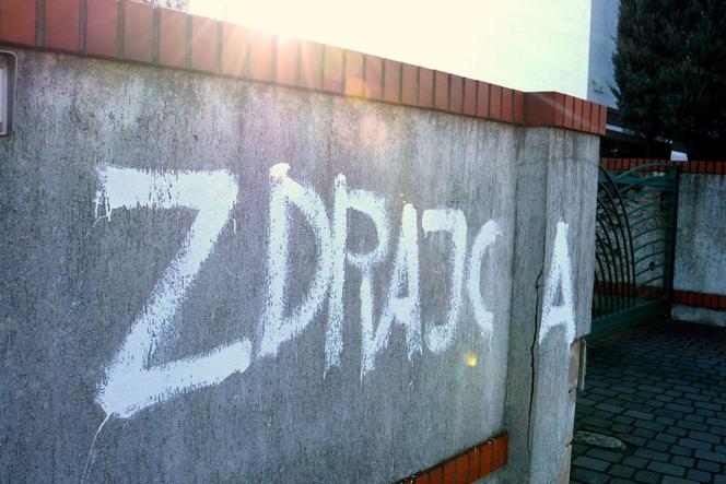 Taki napis pojawił się na murze, przed domem Jacka Jaśkowiaka