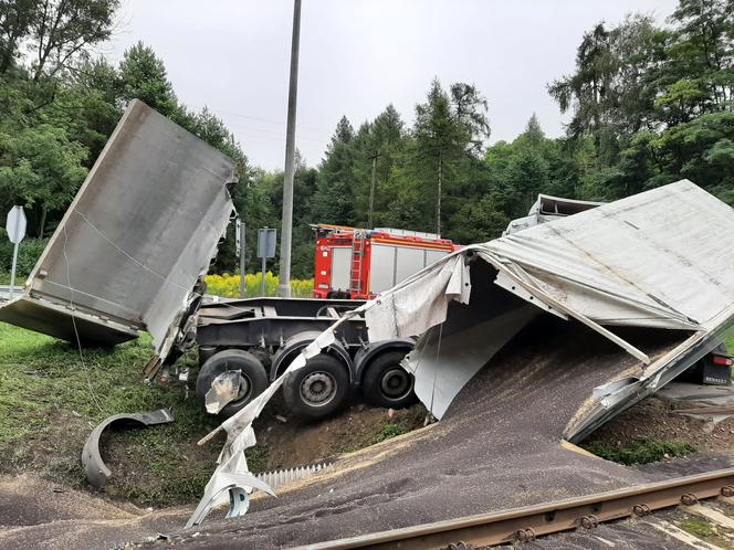Zderzenie pociągu z ciężarówką na przejeździe kolejowym w Przesławicach