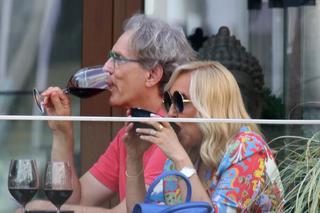 Agata Młynarska popija wino zupą