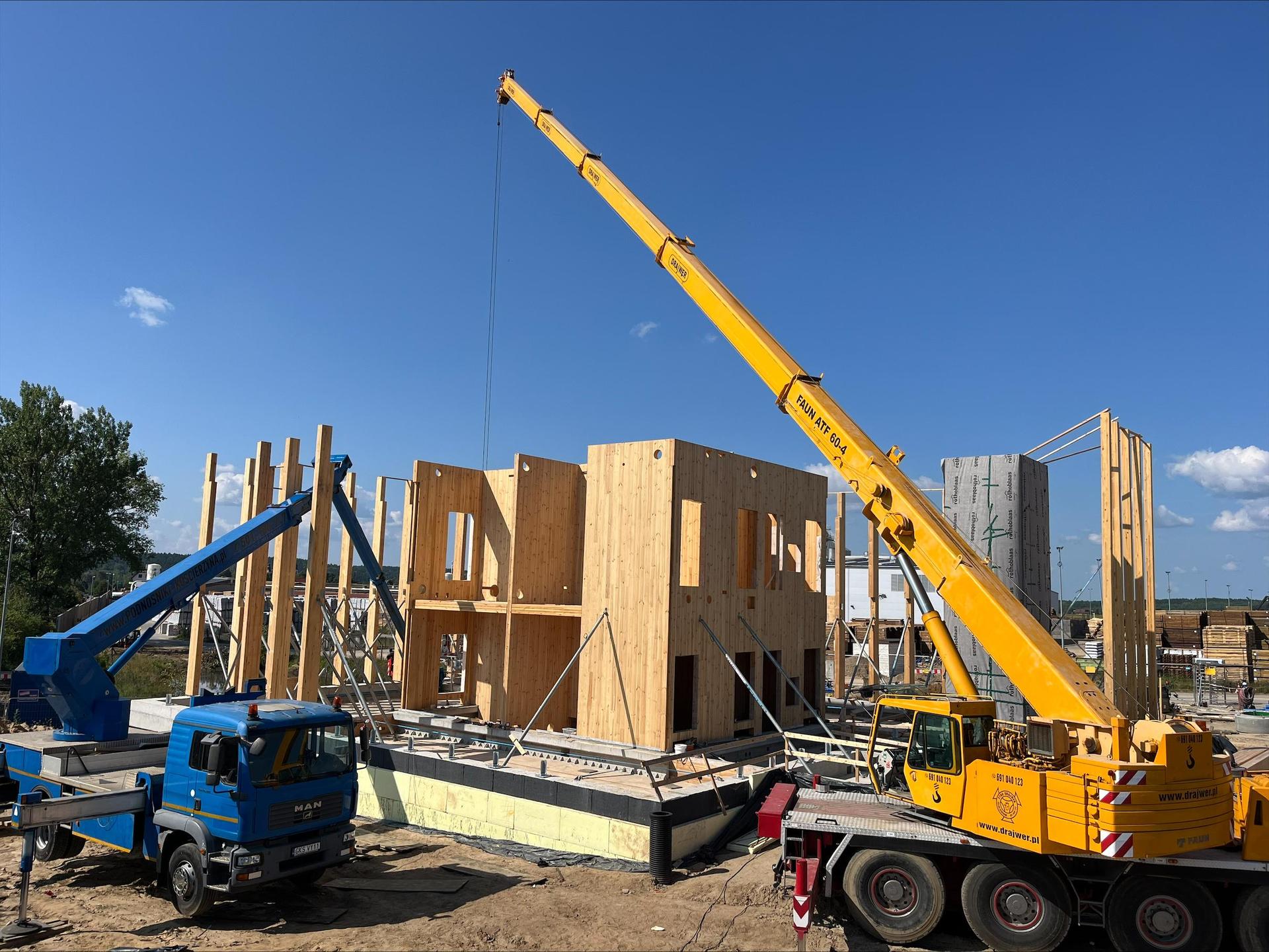 Drewniany biurowiec w Wielu pod Kościerzyną - wcześniejszy etap budowy