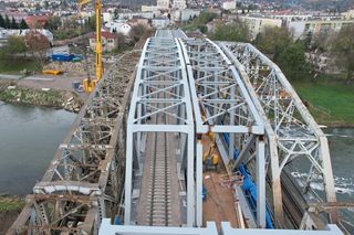Nowy most kolejowy w Przemyślu ma być gotowy do końca 2023 roku. Zabytkowe przęsła jednak zostają