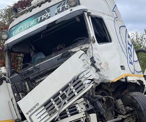 Tragedia pod Warszawą. Auto zderzyło się czołowo z tirem. Nie żyją dwie osoby, jedna jest ciężko ranna