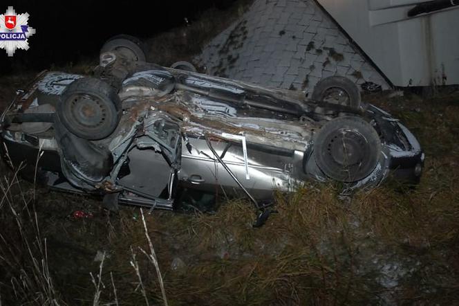 Samochód spadł z mostu. 17-letni kierowca uciekł z miejsca wypadku!