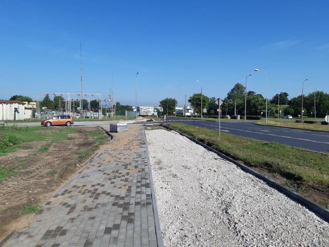Budowa ścieżki rowerowej w ciągu Szosy Bydgoskiej na finiszu. Tak wyglądają prace w Toruniu
