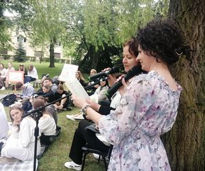 Czytanie na trawie w siedleckim Ekonomiku