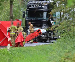 Samochód ciężarowy zderzył się z osobowym autem. Cztery osoby zginęły. Droga zablokowana