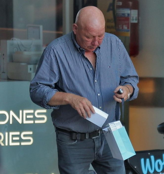 Jasnowidz Jackowski przyłapany w Warszawie. Młodsza, atrakcyjna kobieta i luksusowe zakupy