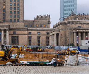 Trwa przebudowa części dawnego Placu Defilad w plac Centralny