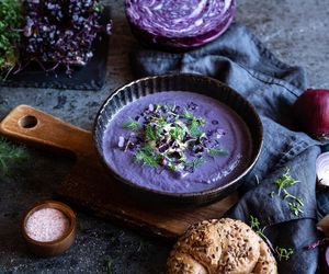 Ta zupa to prawdziwy hit w moim domu. Wciąż jestem zachwycona jej smakiem i kolorem
