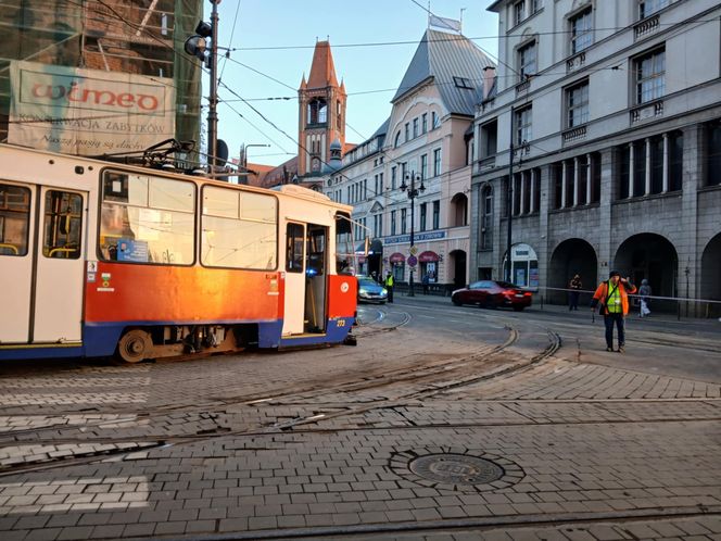 To mogło skończyć się tragedią w centrum Bydgoszczy. Wykoleił się tramwaj, którym podróżowało 50 pasażerów