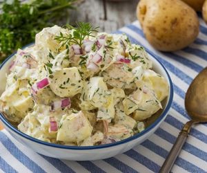 To najlepsza sałatka do grilla. Wystarczy wymieszać młode ziemniaki z tymi składnikami 