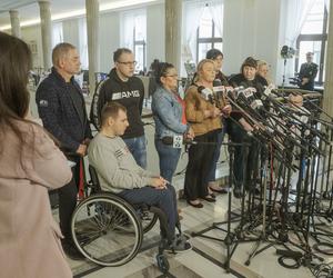 Osoby z niepelnosprawnosciami i ich opiekunowie wzwnowili protest w Sejmie