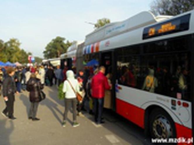 Blisko 170 autobusów w czasie Wszystkich Świętych. Linie 4 i CM jeździły co 3 minuty! [ZDJĘCIA]