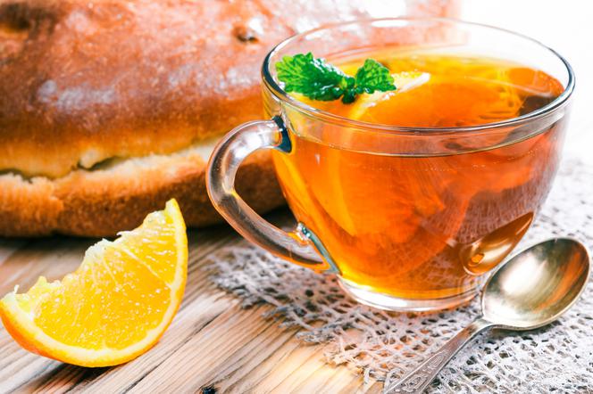 Herbata z pomarańczą, cytryną i goździkami: przepis na aromatyczny bożonarodzeniowy napój
