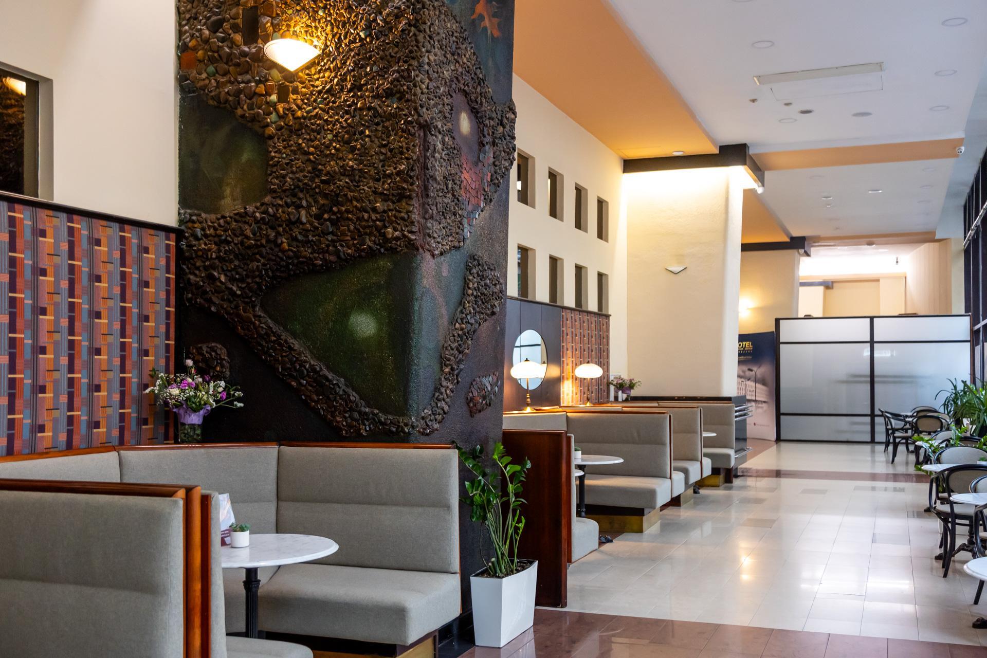 Mozaiki Rechowiczów w warszawskim Domu Chłopa - zobacz zdjęcia. Dziś mieści się tu Hotel Gromada