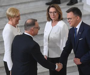 Agata Duda z kokardą na ramieniu w Sejmie