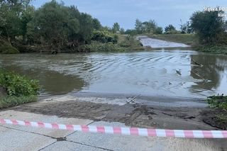 Kolejny śmiały kierowca w Śląskiem. Chciał przejechać przez zalaną drogę, porwała go rzeka