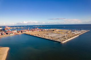 Ogromne suwnice do Baltic Hub płyną do Gdańska. Rozładunek potrwa tydzień!