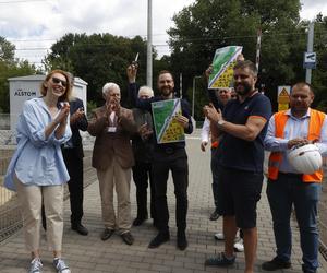 Kolejowa rewolucja w Warszawie. Przejścia przez tory, na które czekali ponad dwa lata, w końcu otwarte. „Presja ma sens”