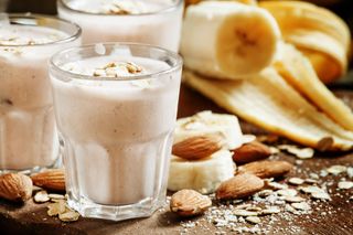 Bananowo-migdałowe smoothie idealnie orzeźwia. Wystarczą cztery składniki