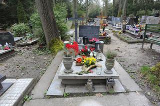  Radosław Majdan na grobie mamy