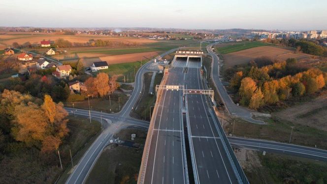 Tak na najnowszych zdjęciach prezentuje się północna obwodnica Krakowa S52