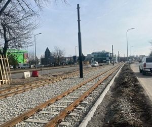 Torowisko na ul. Toruńskiej w Bydgoszczy niby zrobione, ale tramwaje jeszcze długo tamtędy nie pojadą 