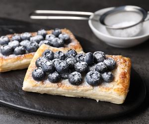 Układam na cieście francuskim i zapiekam. Te ciastka są tak dobre, że znikają w okamgnieniu