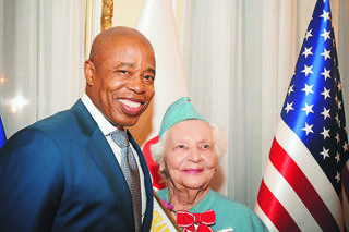 Marszałek odebrał szarfę i gratulacje od burmistrza