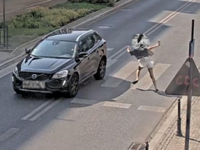 Łódź. Kobieta potrącona na przejściu. Patrzyła nie na drogę, tylko w telefon [ZDJĘCIA]