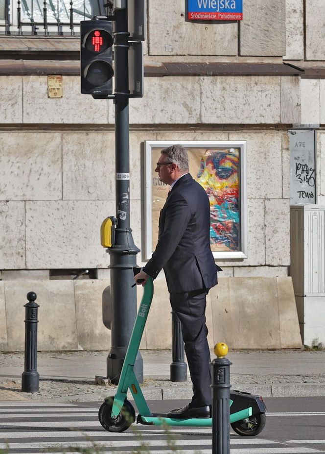 Poseł Wipler przejechał hulajnogą na czerwonym świetle