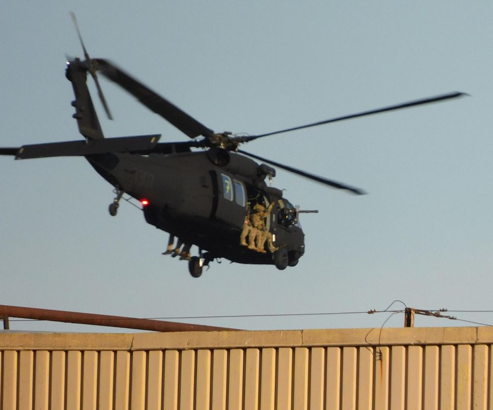 Strzały i wybuchy w Warszawie. Helikoptery nad miastem, na ulicach uzbrojone pojazdy! Co się dzieje? 	