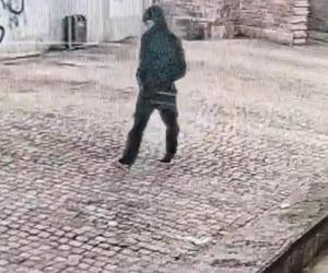 Zniszczył fasadę synagogi we Wrocławiu. Policja publikuje nagranie z monitoringu. Rozpoznajesz go?