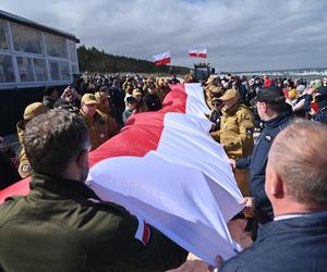 Najdłuższa flaga narodowa w Polsce mierzy ponad 2 km 700 metrów. To nowy rekord Polski!