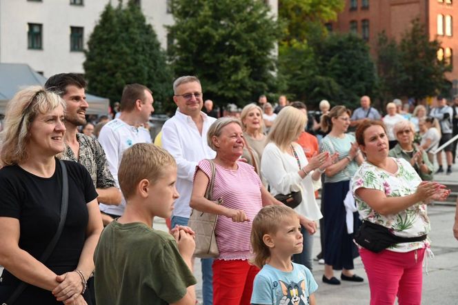 Ruda Śląska tańczy jak dawniej. Międzypokoleniowa potańcówka na rynku porwała tłumy