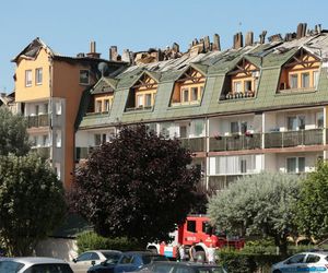  Zniszczenia bloku mieszkalnego po pożarze w Ząbkach