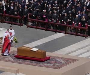 Gafy polityków na pogrzebie papieża Franciszka! Telefony i stroje