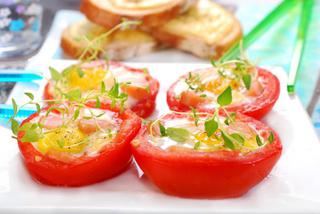 Jajka po kardynalsku, zapiekane w pomidorach: przepis