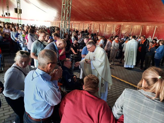 Mszy św. w namiocie przy sanktuarium przewodniczył bp Krzysztof Zadarko, administrator diecezji koszalińsko-kołobrzeskiej