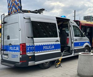  4-latka ciągnięta przez autobus miejski. 